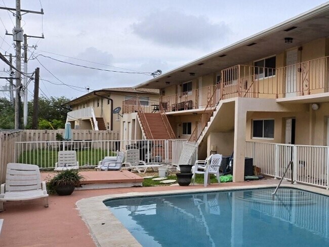 Building Photo - 2909 Middle River Dr