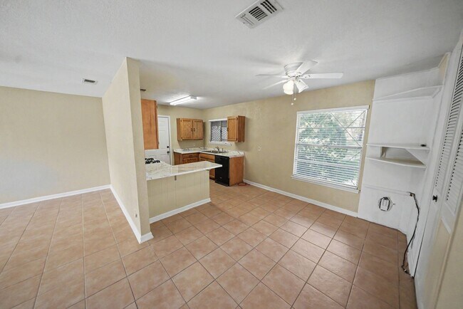 Building Photo - 823 Straight Ln