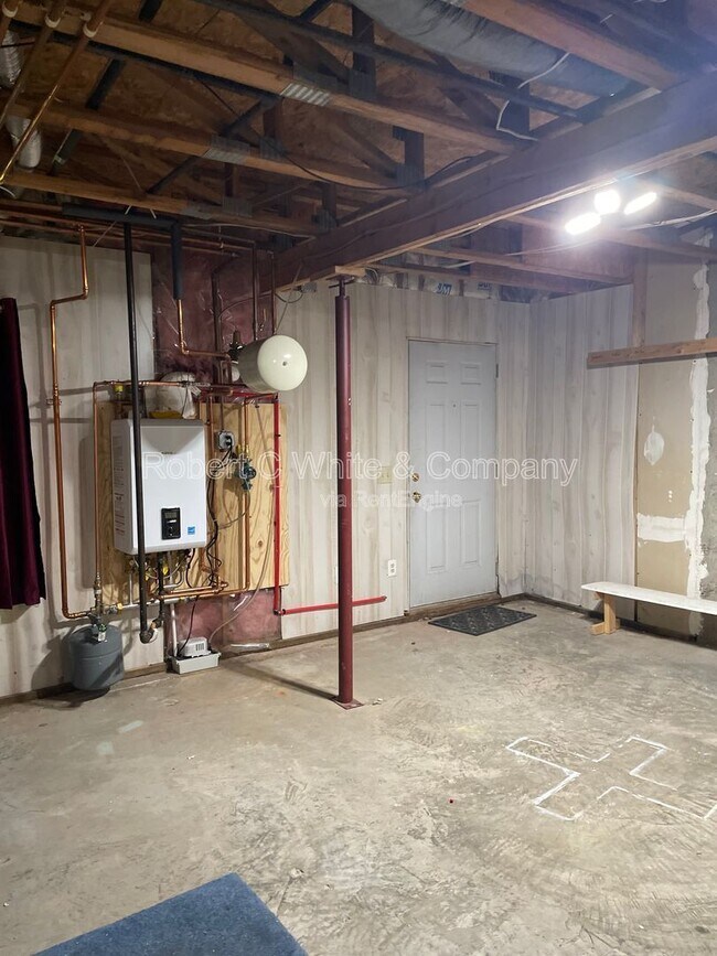 Building Photo - 402 Cambridge Cmns