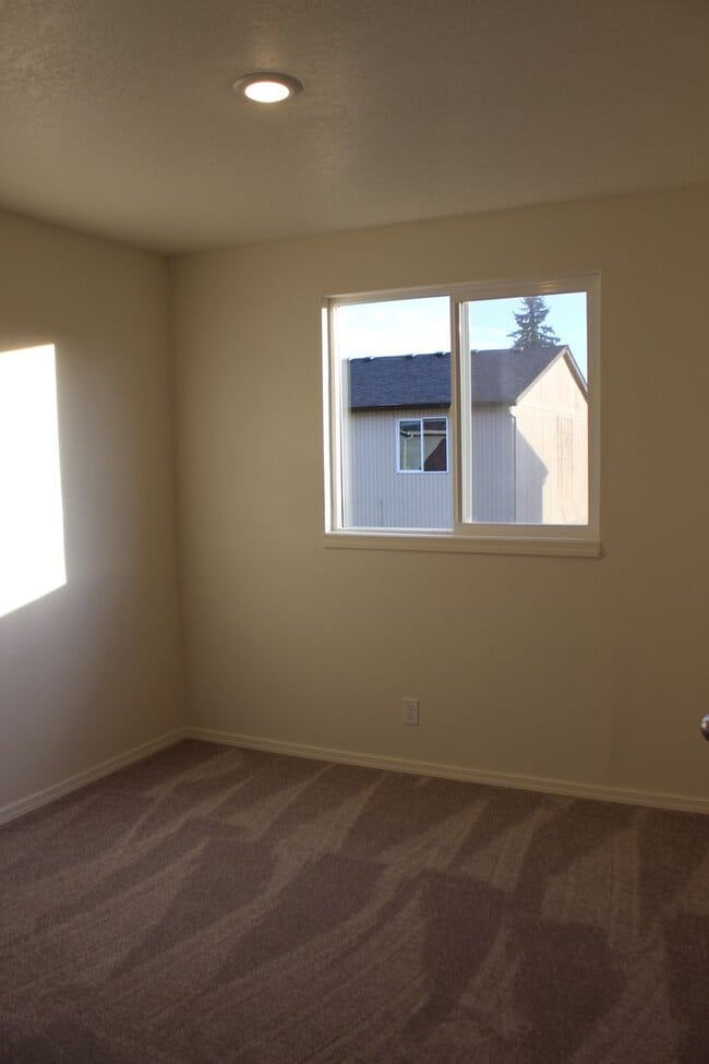 Building Photo - Scappoose townhome