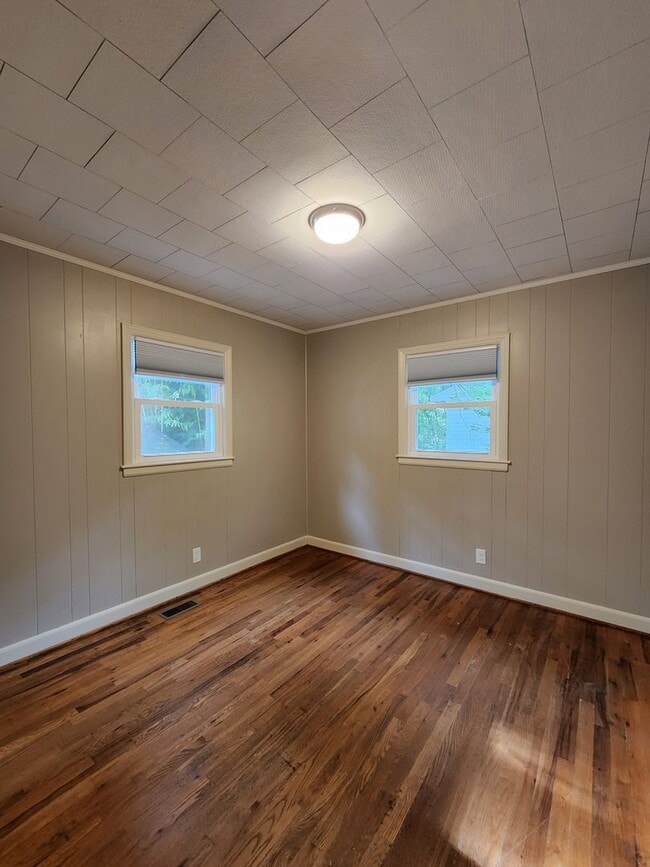 Building Photo - Black Mountain Rental