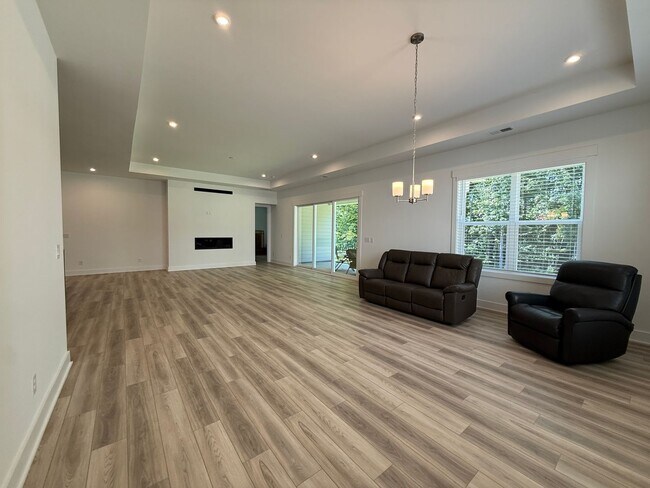 Building Photo - Beautiful 4 Bedroom Single Family Home