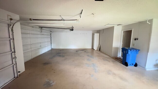 Building Photo - For Rent: A dazzling 5-bedroom, 3-bathroom...