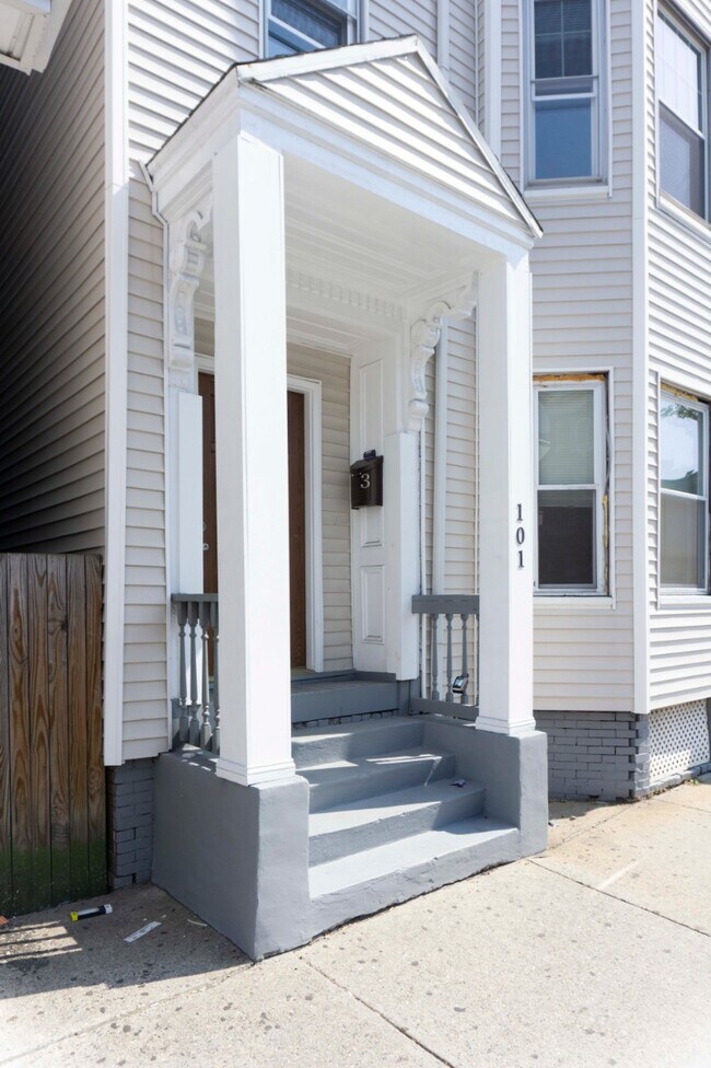 Building Photo - 105 Chelsea St