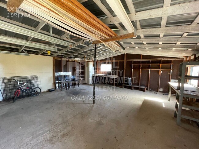 Building Photo - 3 Bedroom, 3 Bathroom Ranch Home with Barn...