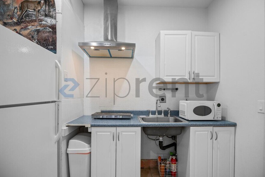 Building Photo - 2661 S King Rd