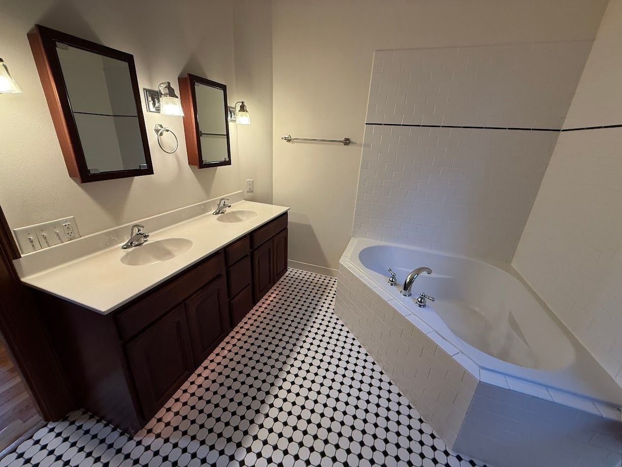 Building Photo - 125 E Johnson St