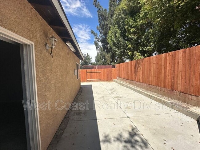 Building Photo - 1847 S Raintree Pl
