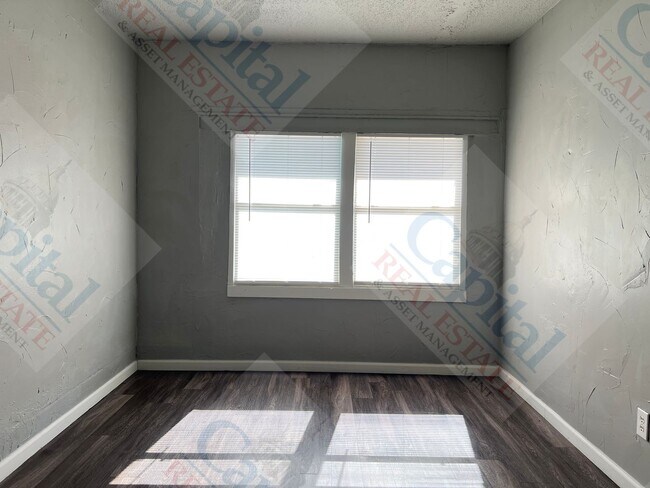 Building Photo - Large 4 Bedroom Home