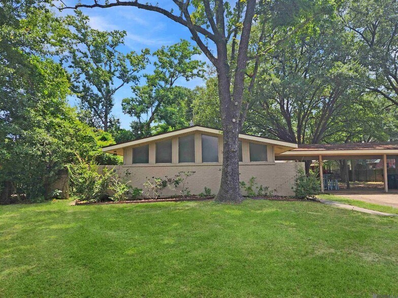 Building Photo - 468 College Hill Dr