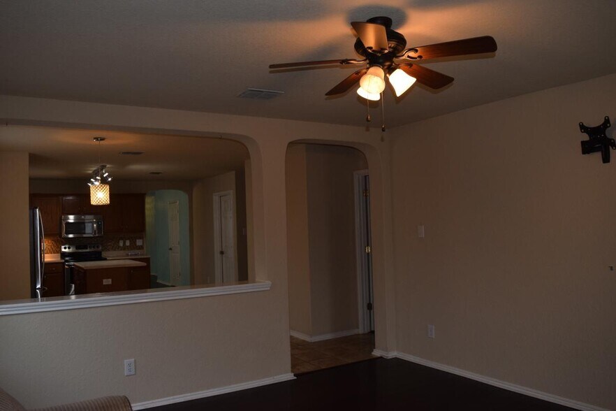 Building Photo - 333 Diana Dr