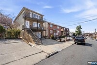 Building Photo - 370 Henry St