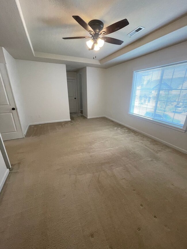Building Photo - **MOVE IN SPECIAL?** Gorgeous Pet Friendly...