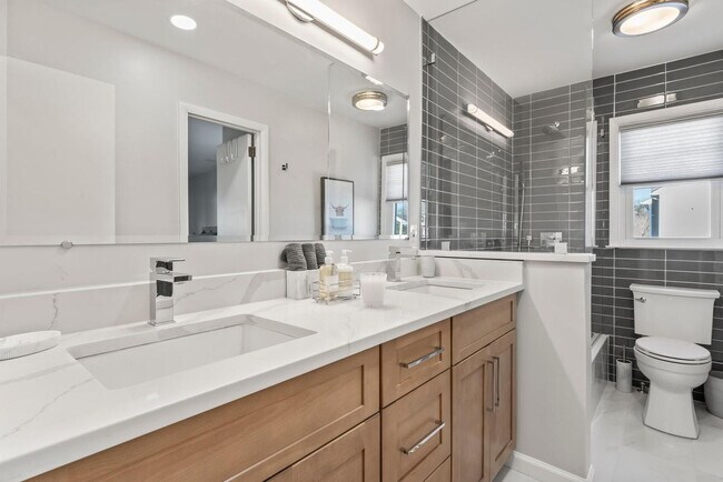 Building Photo - 445 S Riverside Dr