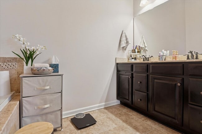 Building Photo - Stunning Town Home in Pike Creek