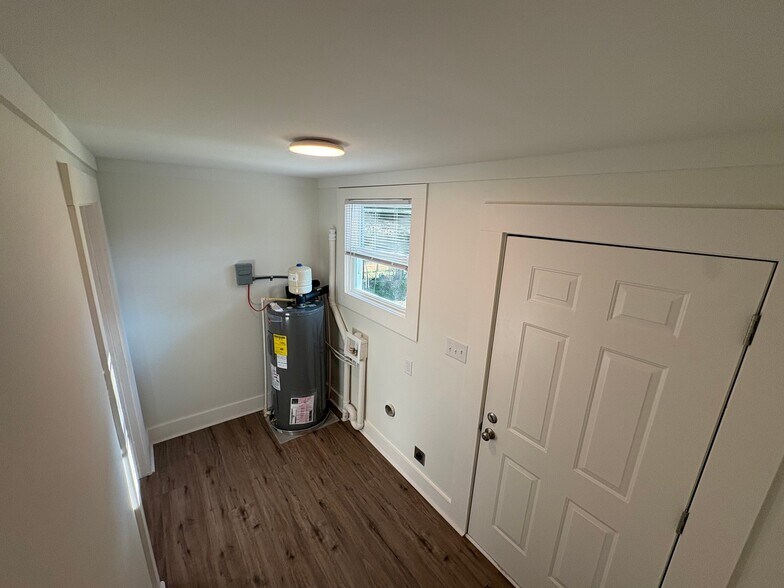 Building Photo - 409 Lilly Ave