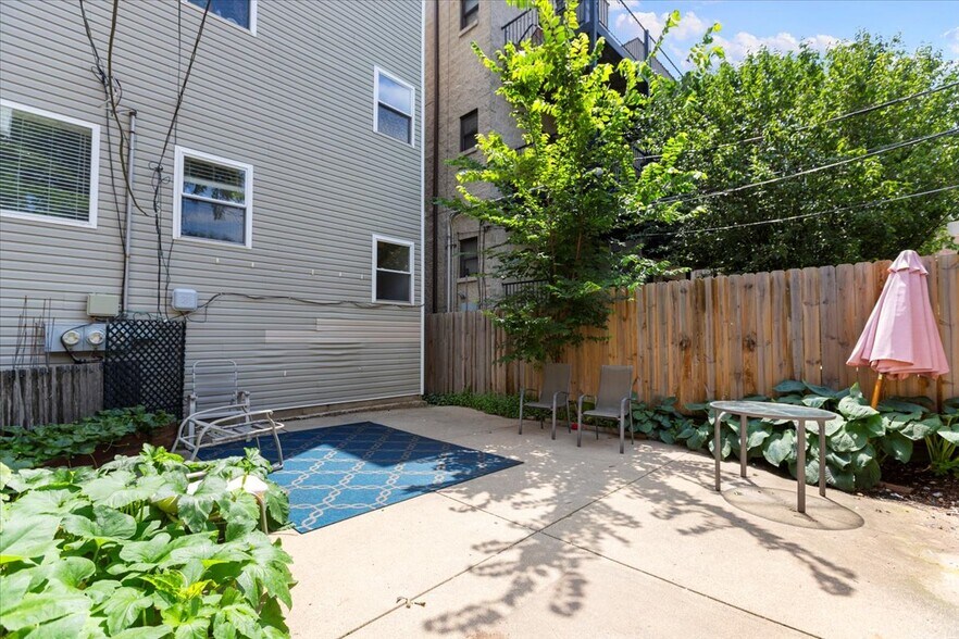 Building Photo - 3046 N Kenmore Ave