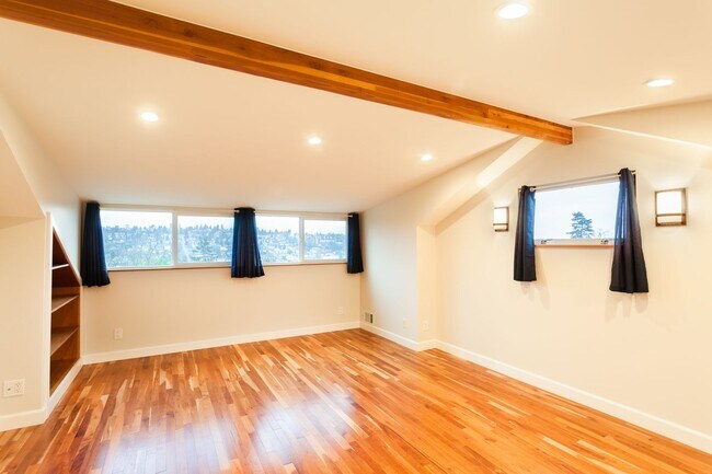 Building Photo - Beautiful 4 Bedroom Home in Queen Anne!