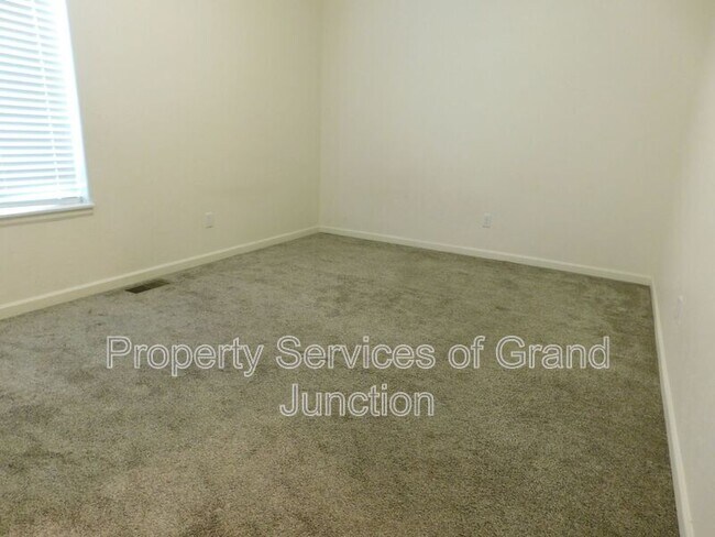 Building Photo - 621 Zenith Ln