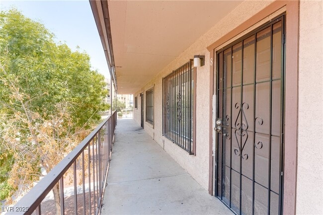 Building Photo - 625 S Royal Crest Cir