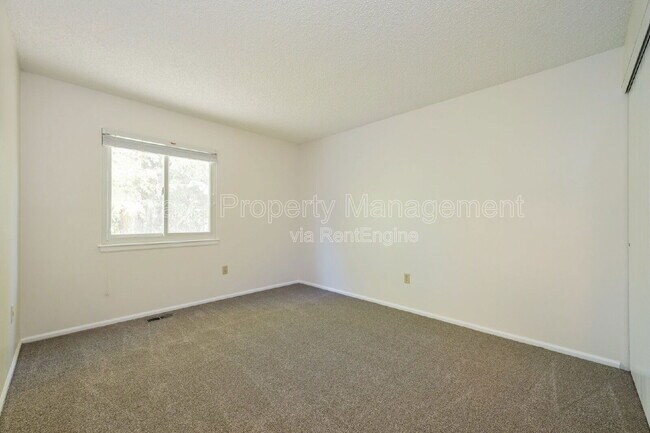 Building Photo - 580 E Kettle Ave