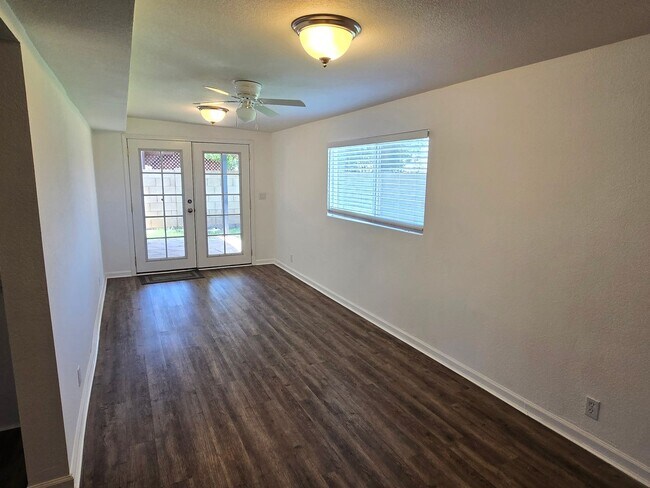 Building Photo - 3-bedroom by New Re-developed Paradise Val...