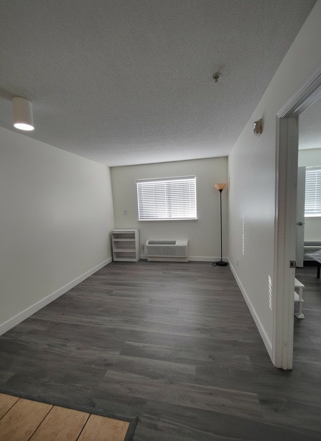 Building Photo - ONE MONTH FREE!!! 1 Bed/ 1 Bath Unit in the heart of North Charleston Available ASAP or February ...
