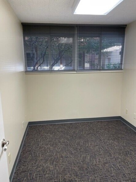 Building Photo - 681 Oak Grove Ave
