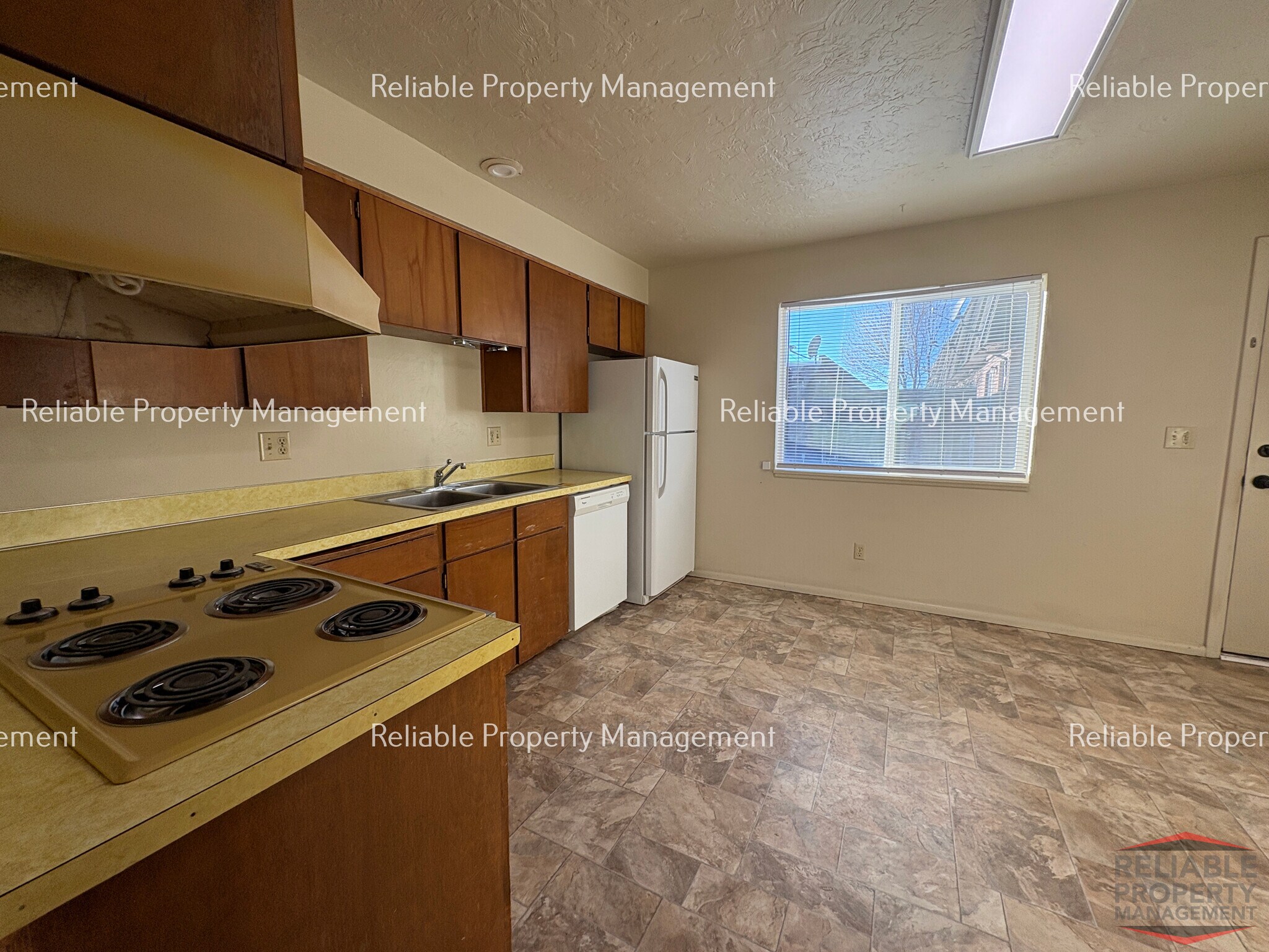 Building Photo - 394 S Saturn Ave