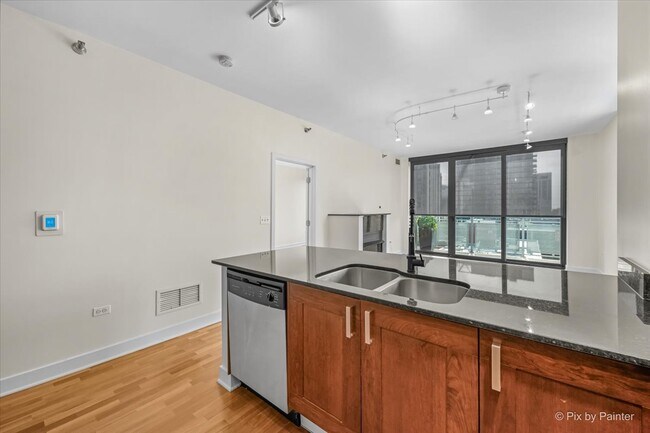 Building Photo - 744 N Clark St