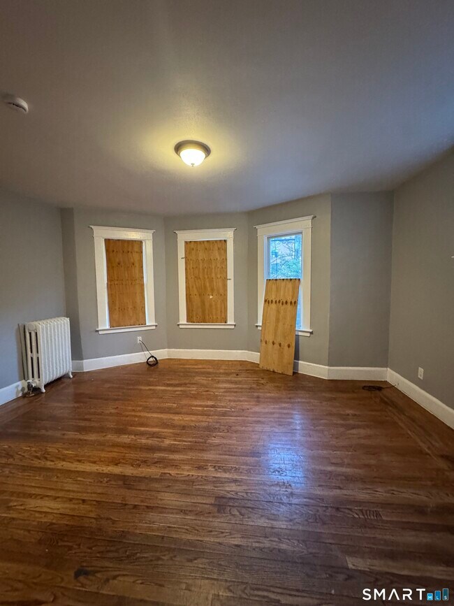 Building Photo - 916 Winchester Ave