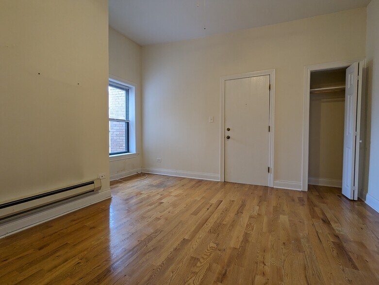 Building Photo - 813 W Cornelia Ave