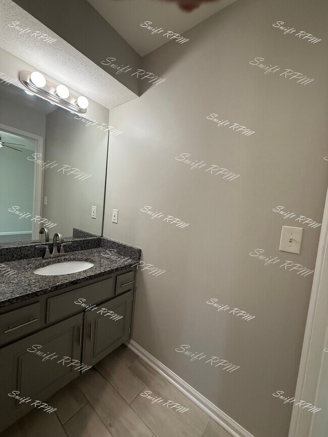 Building Photo - 15602 Maple St