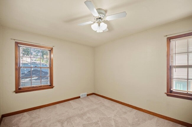 Building Photo - 1700 E Menlo Blvd