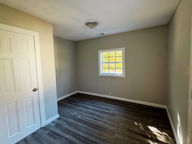 Building Photo - 3 Bedroom East Ridge House