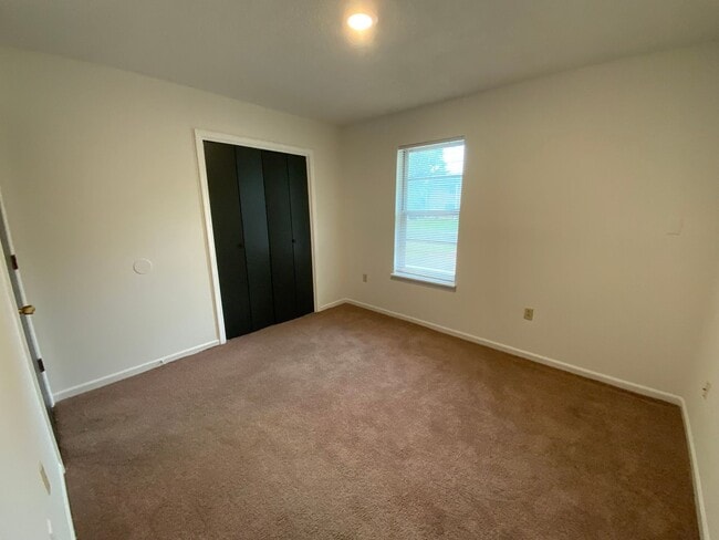 Building Photo - 3 Bedroom/1.5 bathroom Duplex