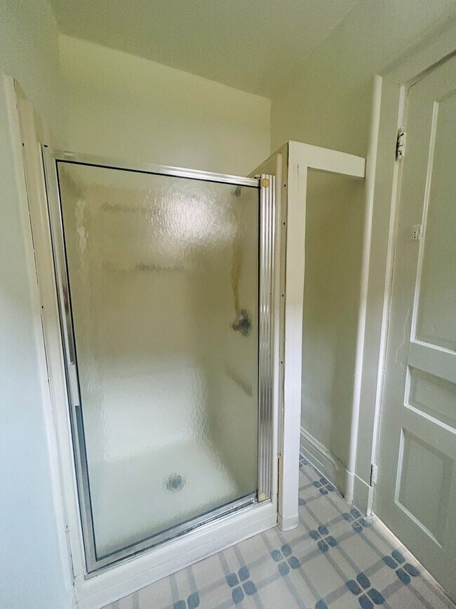 Building Photo - Cozy One Bedroom