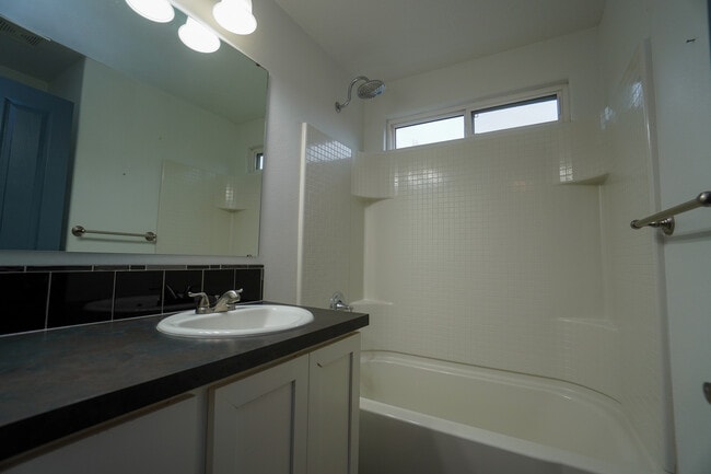 Building Photo - 11301 W Goldenrod Ave