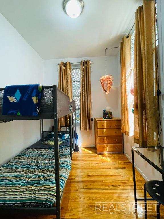 Building Photo - Newly Renovated Spacious 2BR in Heart of Park Slope