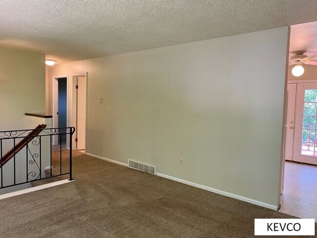 Building Photo - Incredible House and Yard!