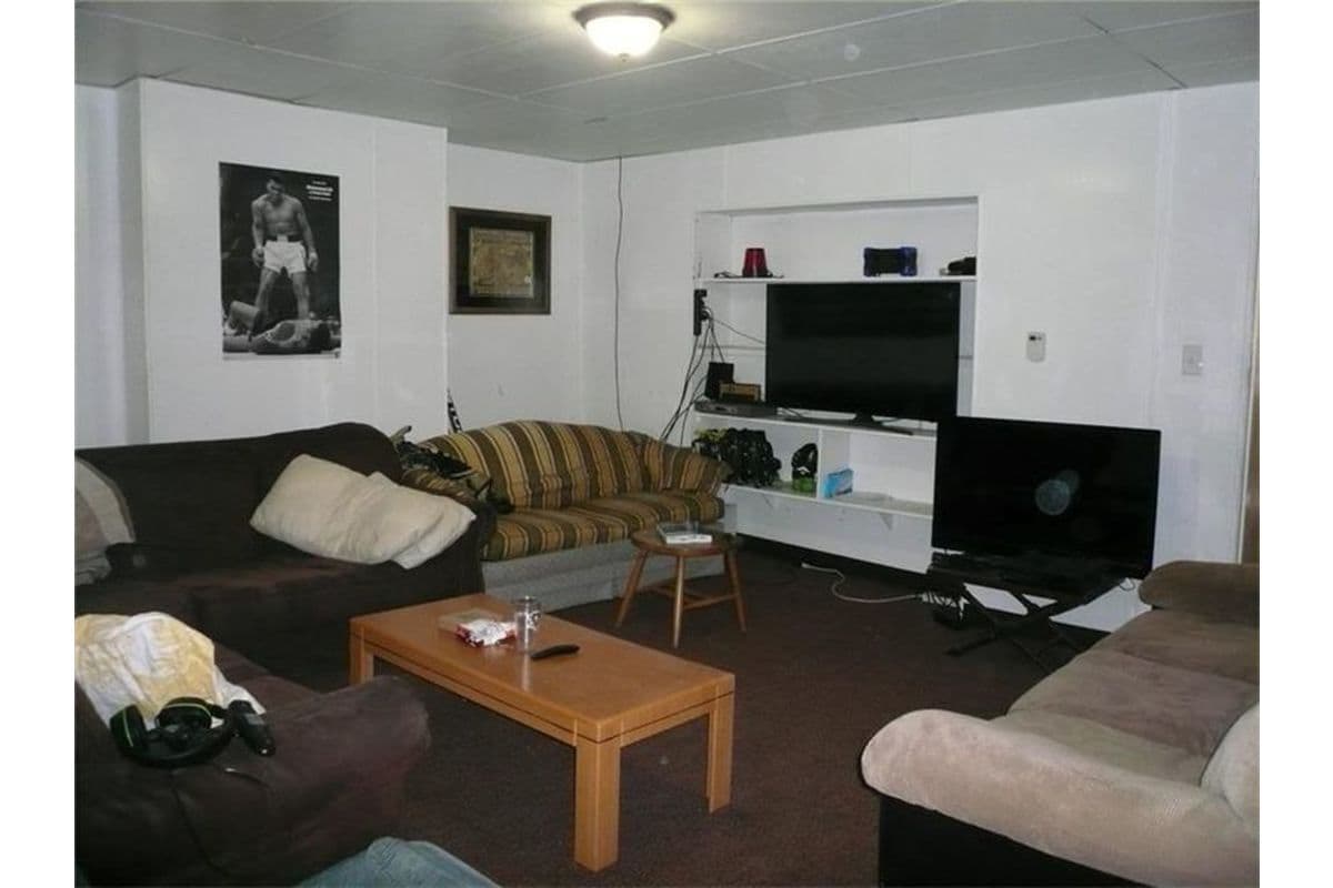 Building Photo - 154 Robinson St