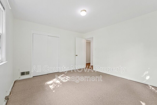 Building Photo - 3160 Ravenwood Dr