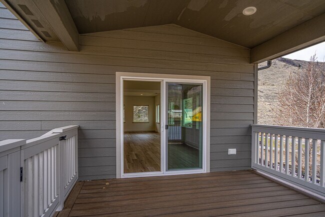 Building Photo - Newer Construction! 3 bed/2.5 bath, double garage, central heat/air, VIEWS!