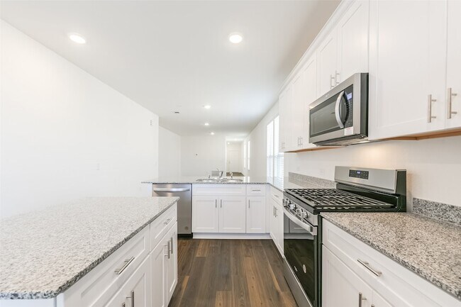 Building Photo - 14483 Cedar Ledge Ln