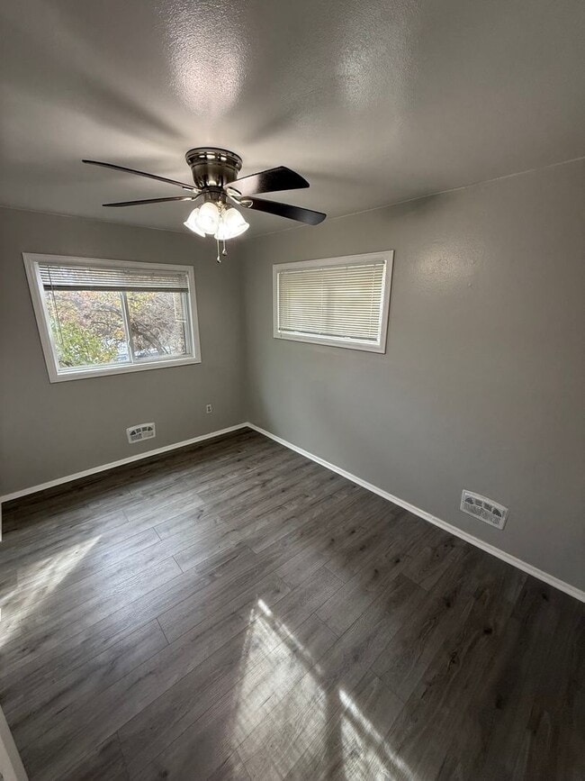 Building Photo - FREE 50in FLAT SCREEN TV Move in Special!!...