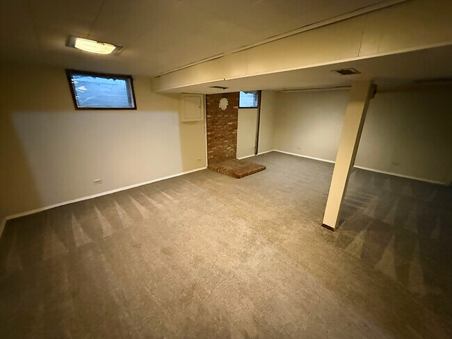 Building Photo - Charming 3-Bed 1.5 Bath Raised Ranch with ...