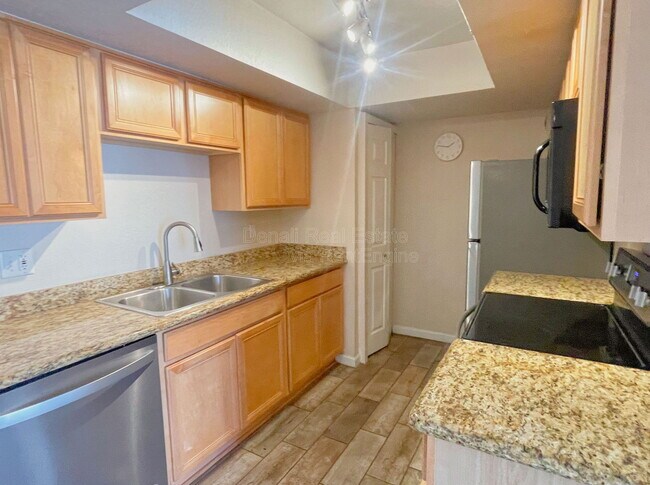 Building Photo - 740 W Elm St