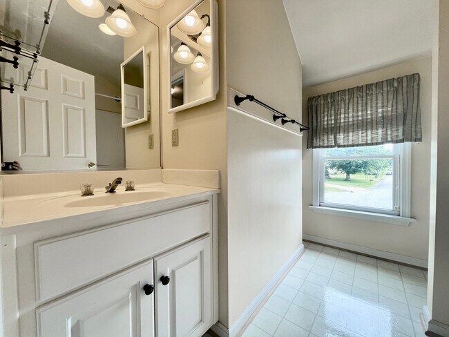 Building Photo - Available NOW! A 4-6 Bedroom Home! Attache...