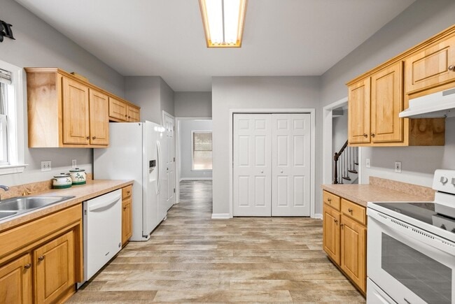 Building Photo - 377 Church St