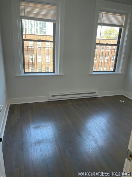 Building Photo - 81 Park Dr
